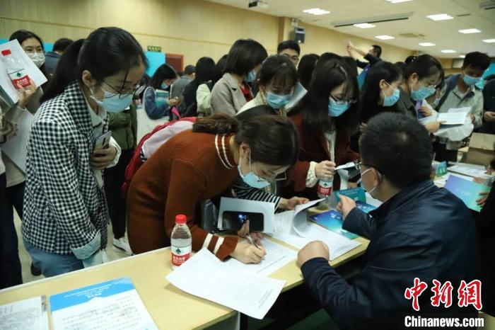 盐城市名校优生“汇盐行动”进校园宣讲后大学生们登记报名。 盐城市委宣传部供图 盐城市名校优生“汇盐行动”进校园宣讲后大学生们登记报名。 盐城市委宣传部供图