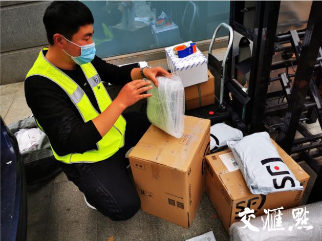 快递小哥细心保护 快递小哥细心保护