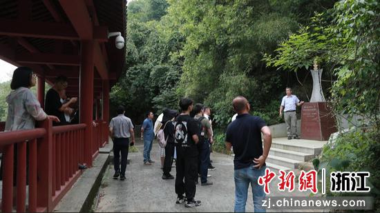 学生和专家学者实地走访。 周志亮 摄