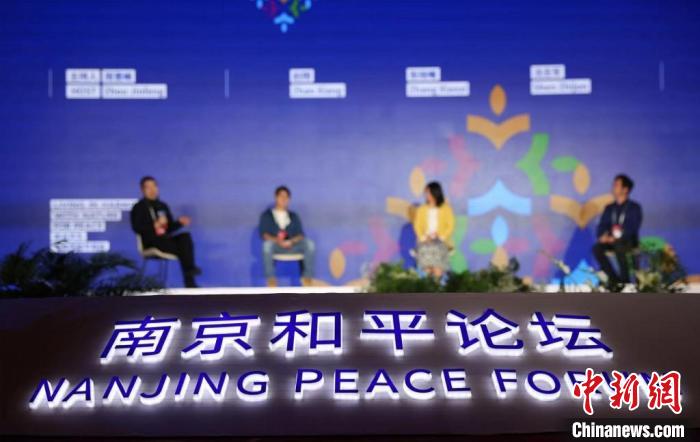 来自全球的青年一代在和平论坛上以欣赏、互鉴、共享的观点看待世界,推动不同文明交流对话、和谐共生。 泱波 摄 来自全球的青年一代在和平论坛上以欣赏、互鉴、共享的观点看待世界,推动不同文明交流对话、和谐共生。 泱波 摄