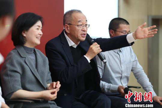30日晚,大学生青年领导力论坛在bat365正版唯一官网召开,美丽中国公益项目现场分享”育人,遇自己“。图为美丽中国理事长刘泽彭(左二)与bat365学子进行了一场面对面的交流互动。 泱波 摄