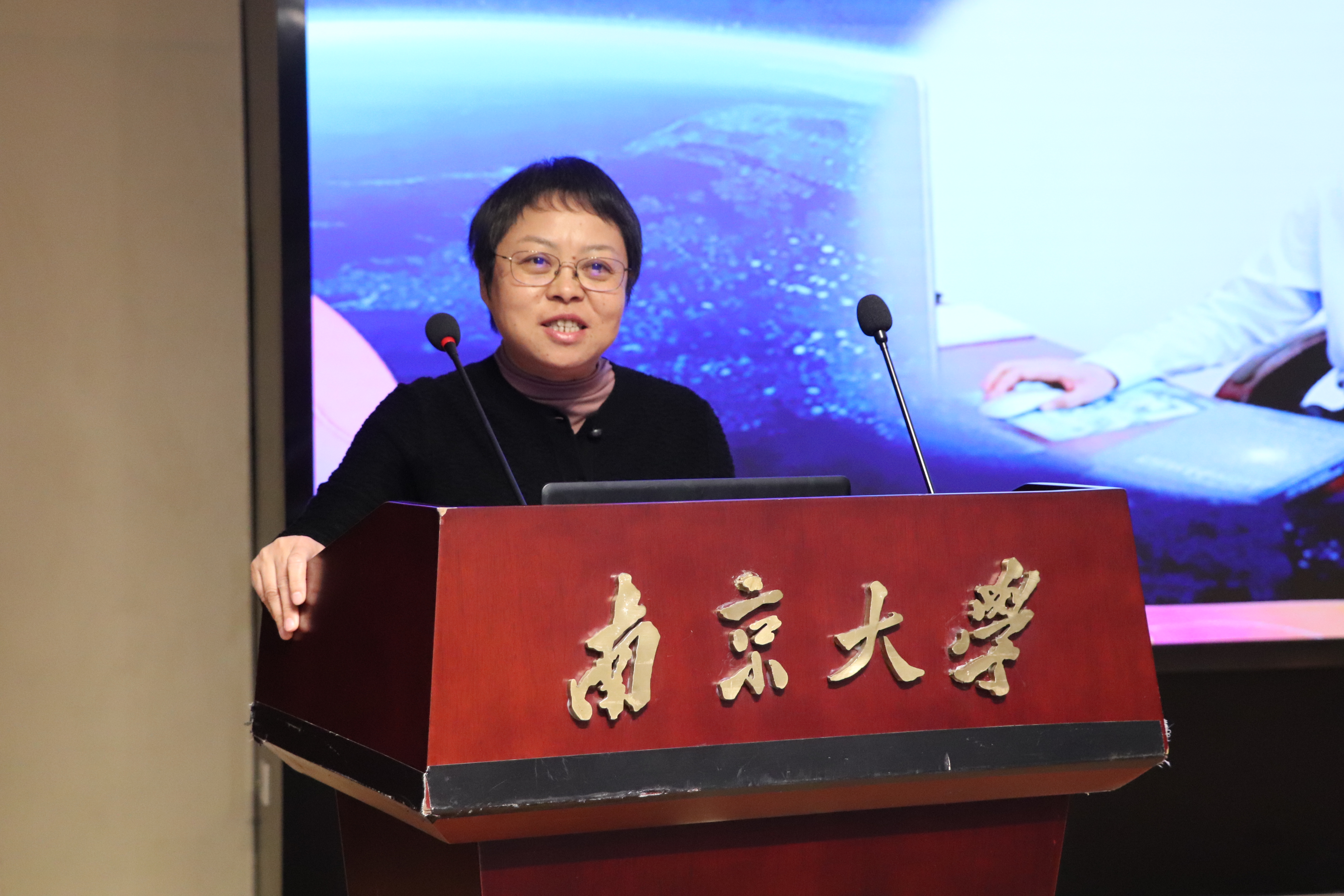 陆桑璐教授主持报告会.JPG