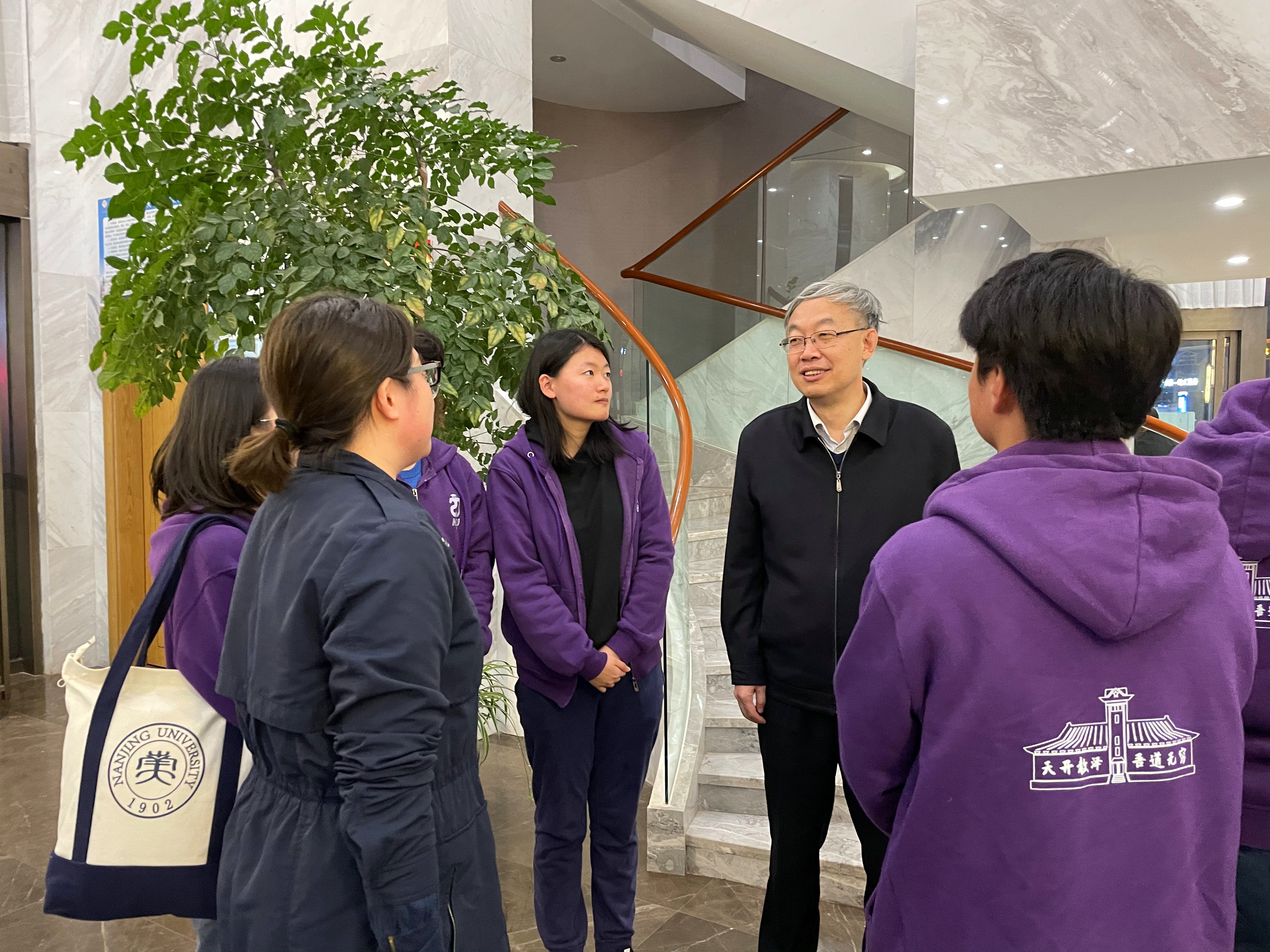 吕建校长亲切慰问bat365研支团志愿者