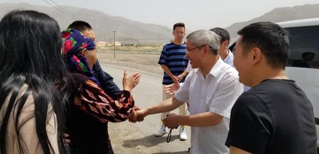 贺云翱在新疆考察