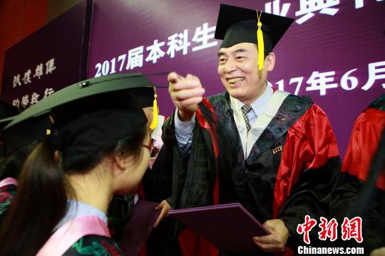 bat365正版唯一官网举行2017届本科生毕业典礼暨学位授予仪式。　佘治骏 摄
