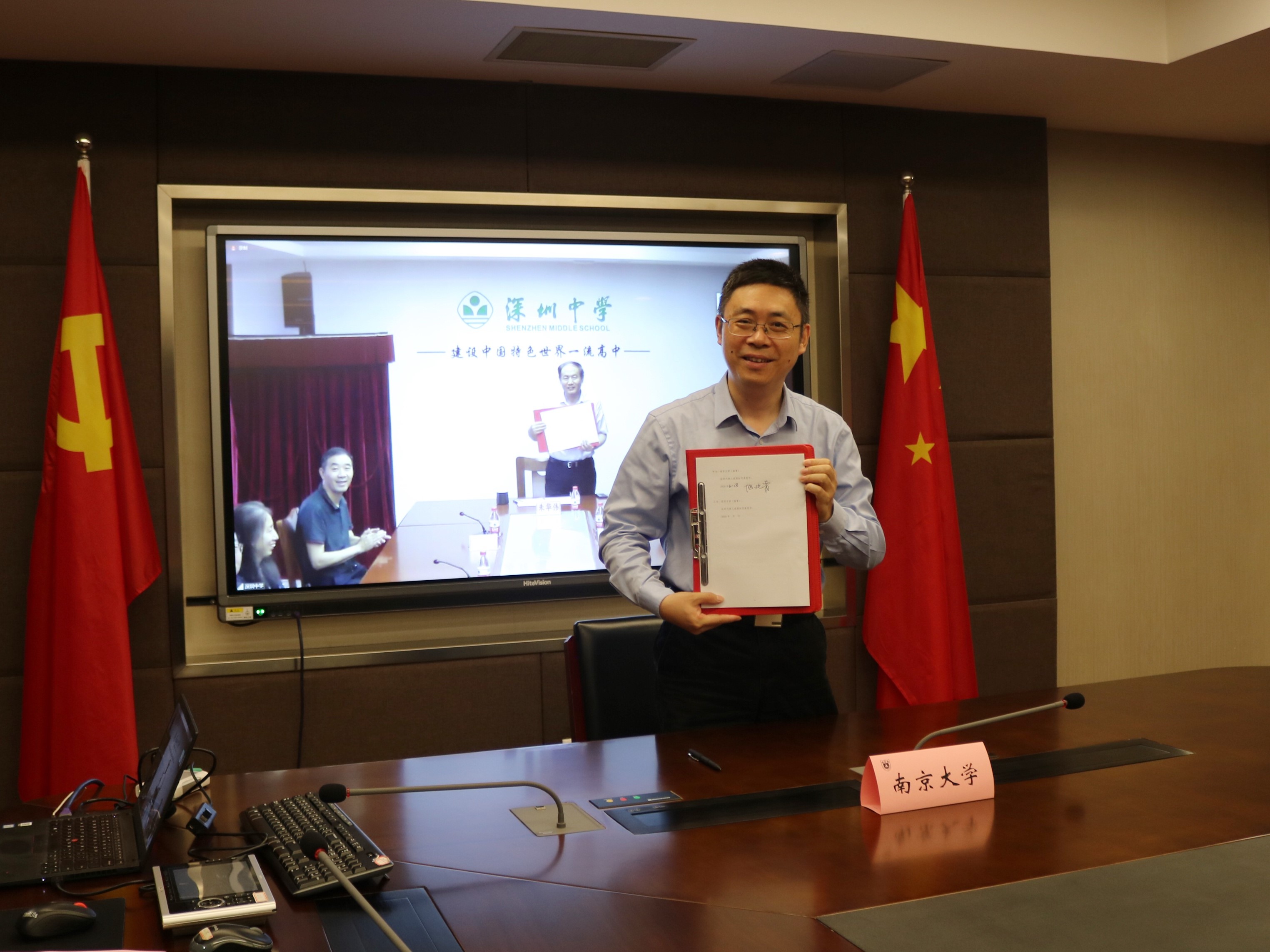 陆延青与朱华伟分别代表双方签订bat365正版唯一官网-深圳中学战略合作框架协议