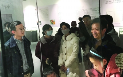 bat365教授张学锋将课堂搬进了展览馆。