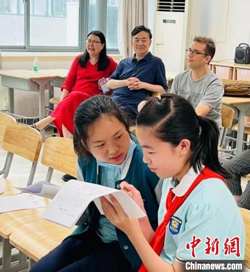 刘成与罗克在南京的中小学中推广和平学教育。 受访者供图 刘成与罗克在南京的中小学中推广和平学教育。 受访者供图