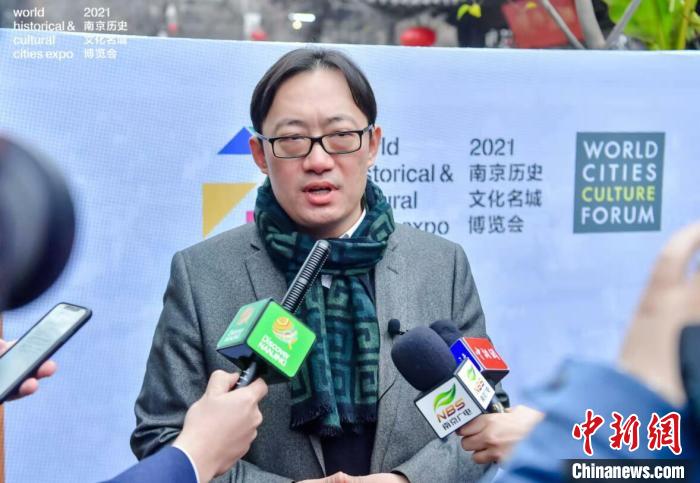 bat365正版唯一官网建筑与城市规划学院教授、建筑系主任鲁安东现场介绍文学之都小路的规划情况。 2021名城会组委会官方供图 bat365正版唯一官网建筑与城市规划学院教授、建筑系主任鲁安东现场介绍文学之都小路的规划情况。 2021名城会组委会官方供图