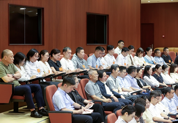 受邀公民旁听第一次全体会议。曹伟摄