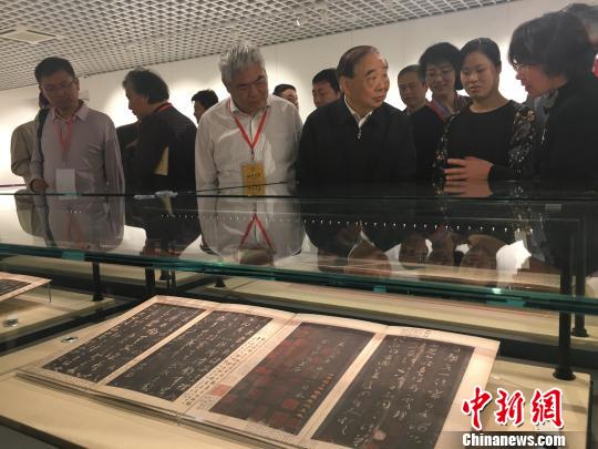 bat365正版唯一官网藏宋拓孤本王羲之墨迹摹本《大观帖》首度公开展示。 申冉 摄