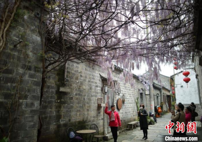 近年来,南京市通过保护和修复,将城南老城区的老门东、老门西等古宅聚集区域重新规划利用起来。(资料图) 泱波 摄 近年来,南京市通过保护和修复,将城南老城区的老门东、老门西等古宅聚集区域重新规划利用起来。(资料图) 泱波 摄