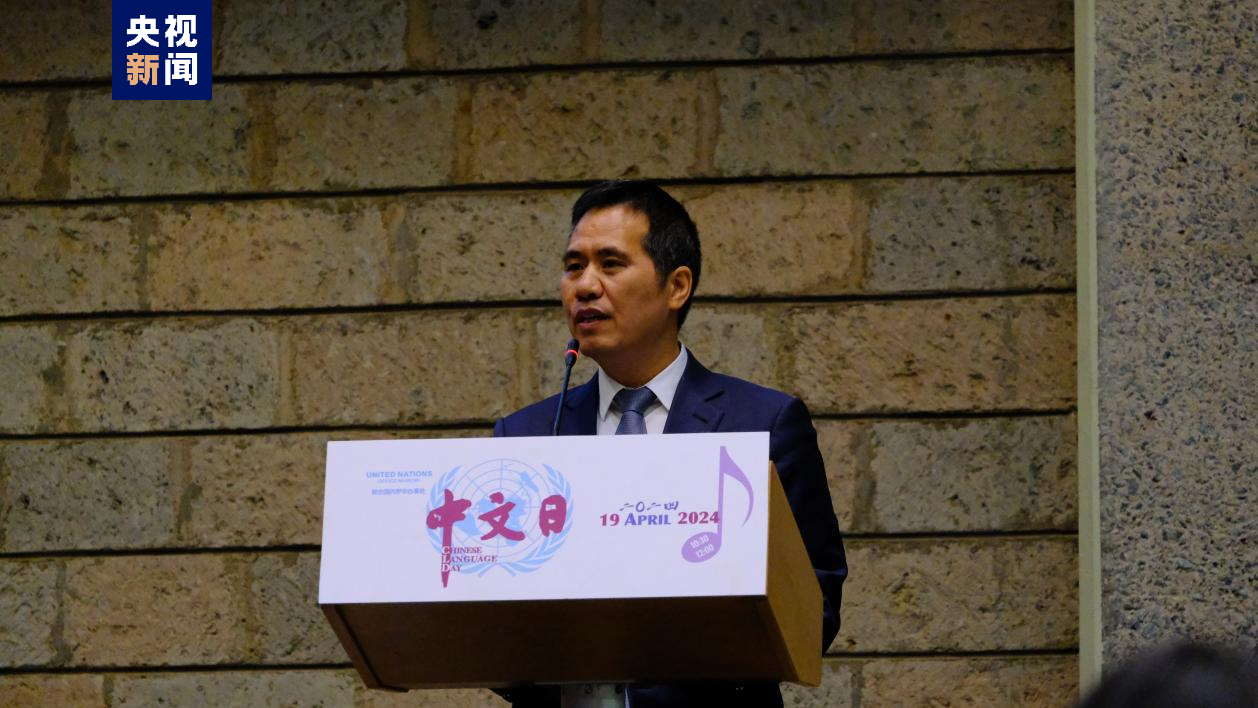 画团扇、写书法 在联合国中文日感受汉字的魅力 画团扇、写书法 在联合国中文日感受汉字的魅力