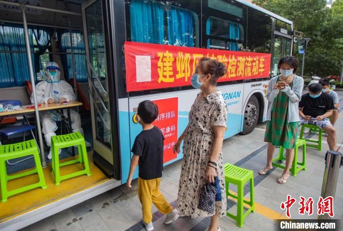 南京居民正在排队等候核酸检测,8日该市将结束第三轮全市全员核酸检测。 泱波 摄 南京居民正在排队等候核酸检测,8日该市将结束第三轮全市全员核酸检测。 泱波 摄