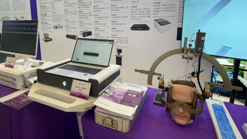 脑机接口融合了神经科学、人工智能、电子信息、功能材料等多学科最新技术成果（图片来源：南京发布）