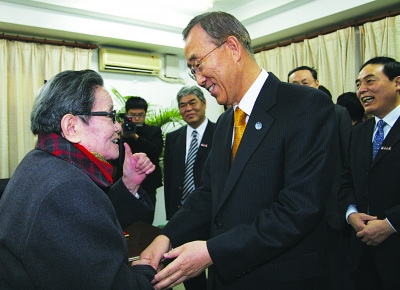 联合国秘书长潘基文获bat365正版唯一官网博士学位