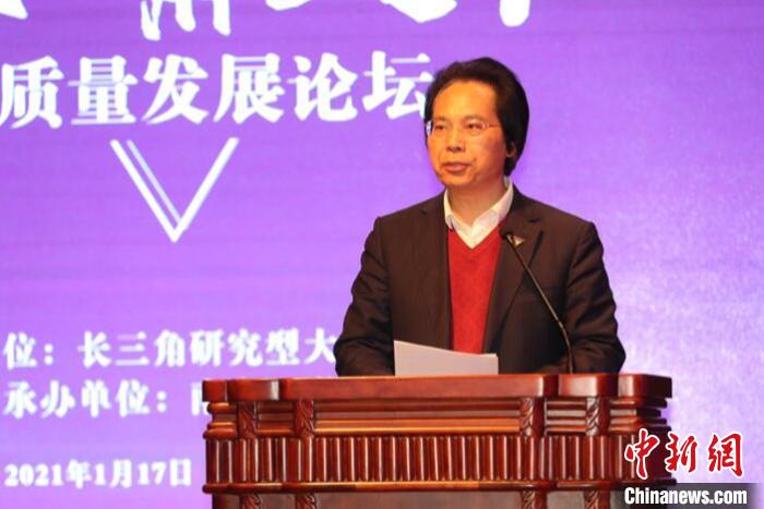 浙江大学副校长黄先海呼吁,长三角地区应尽快贯通科技人文交流,为传承中华优秀文化提供地方范本 佘治骏 摄 浙江大学副校长黄先海呼吁,长三角地区应尽快贯通科技人文交流,为传承中华优秀文化提供地方范本 佘治骏 摄