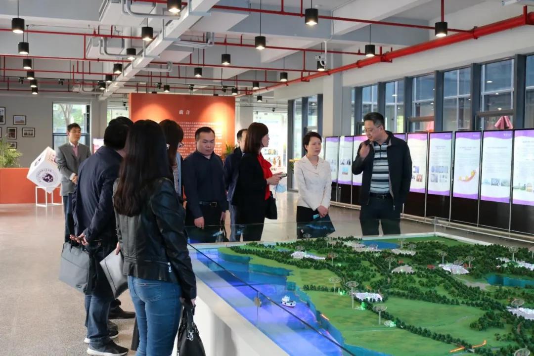 卢静副区长一行参观bat365正版唯一官网国家双创示范基地展厅