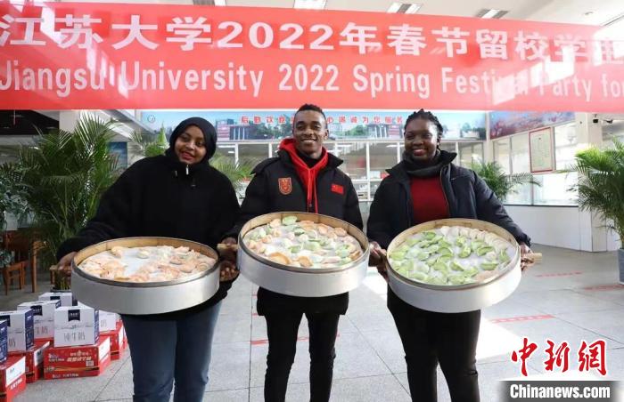 1月30日,在江苏大学第一食堂,春节期间留校的中外学生一起包饺子、话家常。 江苏大学供图 1月30日,在江苏大学第一食堂,春节期间留校的中外学生一起包饺子、话家常。 江苏大学供图