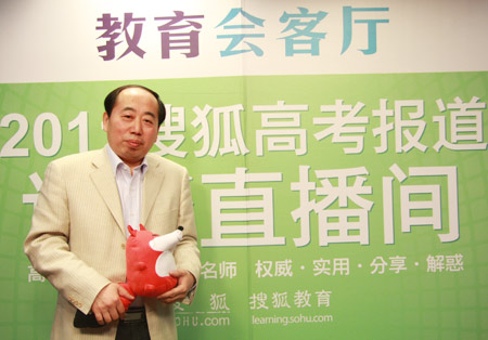 bat365正版唯一官网党委学生工作部部长 刘源介绍2011年学校招生计划。