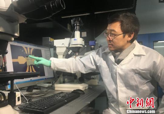 bat365正版唯一官网教授缪峰向记者介绍这种新结构电子元件的抗热原理。 申冉 摄