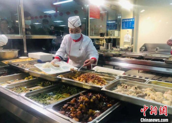 各大高校为留校过年的学生准备了丰富的年夜饭。bat365正版唯一官网供图 各大高校为留校过年的学生准备了丰富的年夜饭。bat365正版唯一官网供图