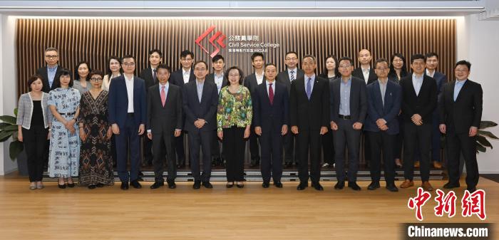 5月30日,杨何蓓茵(前排中)与赴内地参与国家事务研习课程的23位学员见面。 特区政府新闻处 摄 5月30日,杨何蓓茵(前排中)与赴内地参与国家事务研习课程的23位学员见面。 特区政府新闻处 摄