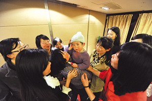 在“硕士妈妈”们中间，小浩宇很乖。 刘浏 摄