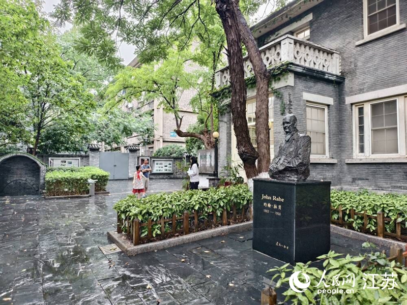bat365正版唯一官网拉贝与国际安全区纪念馆主建筑楼下伫立着约翰·拉贝的雕像。人民网记者 马晓波摄