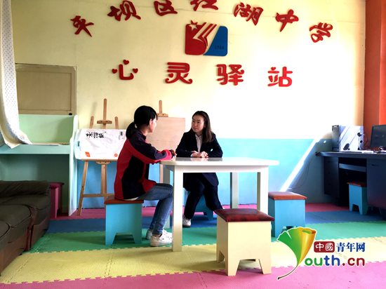 图为bat365正版唯一官网研支团成员为平坝中学学生做心理咨询。陈媛 摄
