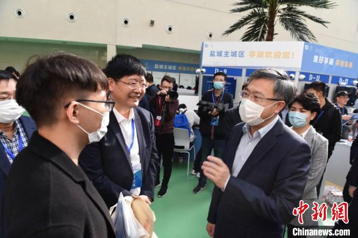 在盐城市人才峰会上,盐城市委常委、组织部部长、统战部部长勾凤诚与大学生交流。 盐城市委宣传部供图 在盐城市人才峰会上,盐城市委常委、组织部部长、统战部部长勾凤诚与大学生交流。 盐城市委宣传部供图