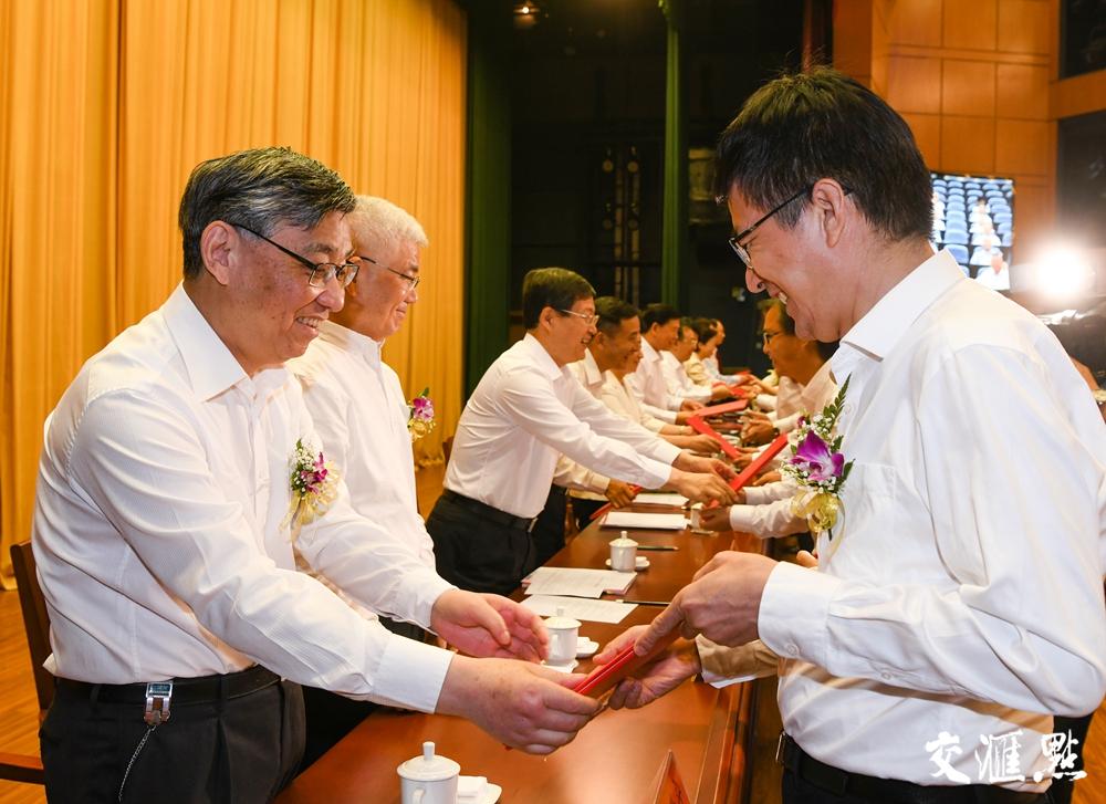 宣益民院士、祝世宁院士为获得2019年度省科学技术奖获奖代表颁发奖励证书。