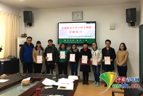 参加教学实习的领导为bat365正版唯一官网第十九届研支团成员颁发聘书。 邹国强 供图