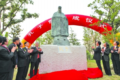 洪银兴书记、张大良司长、施建军教授、吴为山教授共同为孔子像揭幕。