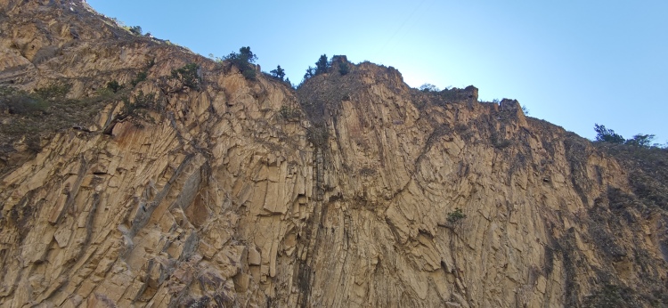 松潘-甘孜造山带“西康式”褶皱。四姑娘山风景名胜区管理局供图