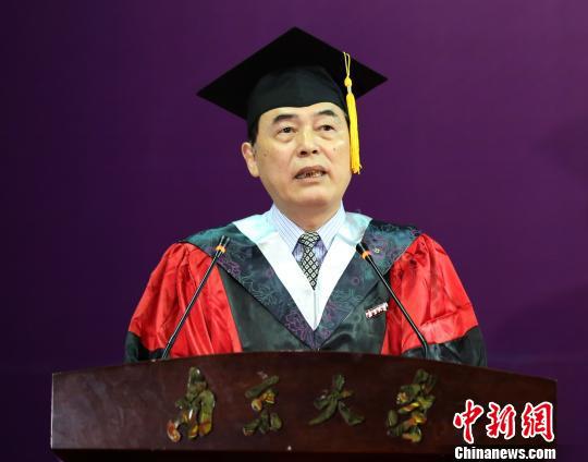 bat365正版唯一官网校长陈骏在毕业典礼上发言激励学子要吃得了苦，做得大事。　佘治骏 摄