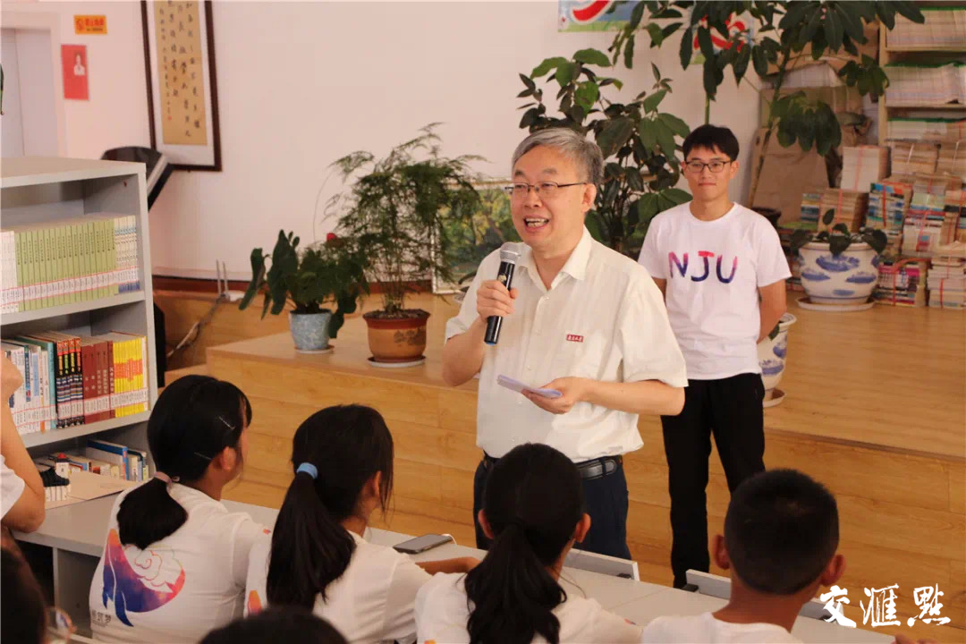 在课堂勉励妥甸中学学生