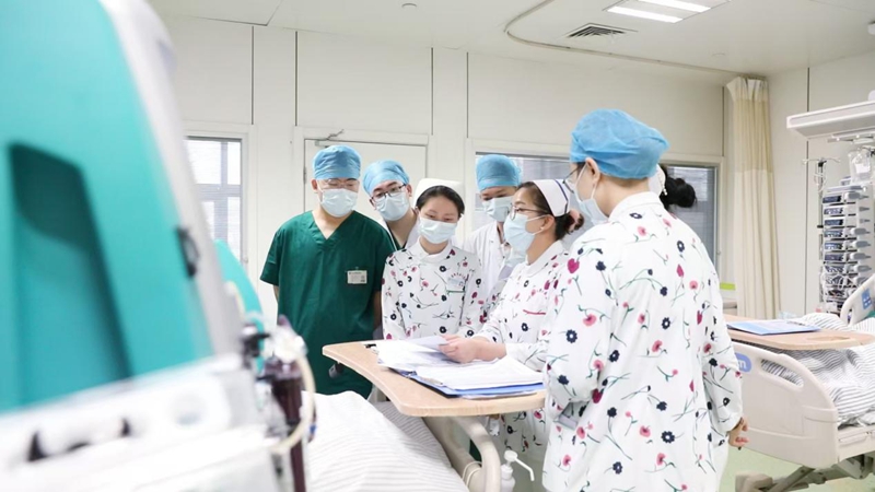 东bat365学附属中大医院护理人员工作场景