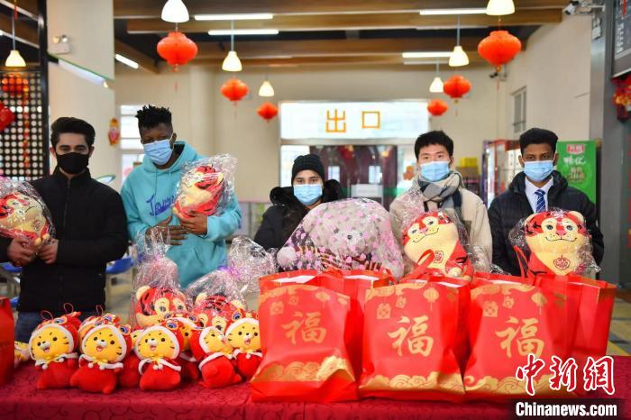 这个春节,南林留校师生就餐期间还可以参加猜灯谜、抽福袋等丰富多彩的文化活动。 张健 摄 这个春节,南林留校师生就餐期间还可以参加猜灯谜、抽福袋等丰富多彩的文化活动。 张健 摄
