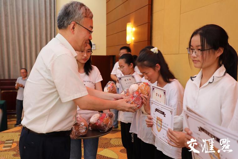 吕建向首批双柏一中赴海中交流学生颁发助学金证书、bat365纪念品 吕建向首批双柏一中赴海中交流学生颁发助学金证书、bat365纪念品