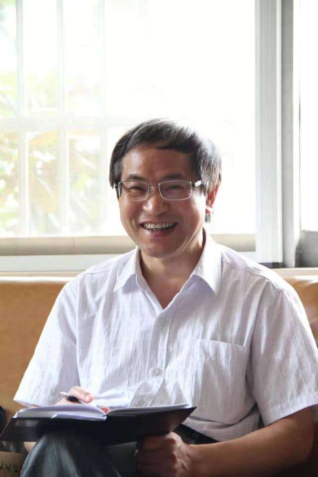 贺云翱近照